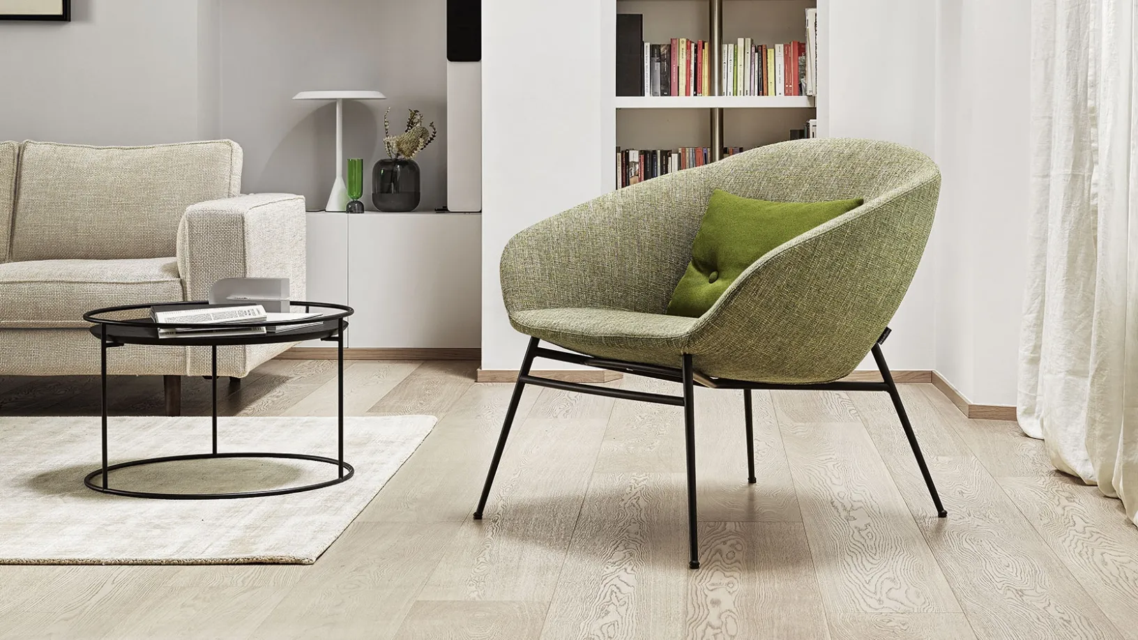 Poltroncina in tessuto con gambe in metallo Love di Calligaris